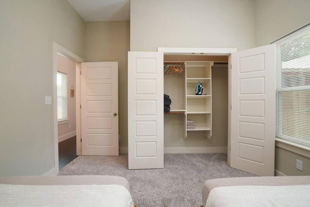 Spacious, Sleeps 6, St Phillips, King Bed San Antonio Exterior photo